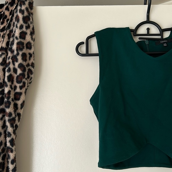 Emerald green crop tank, zip back, Talula brand size XXS - Picture 1 of 3